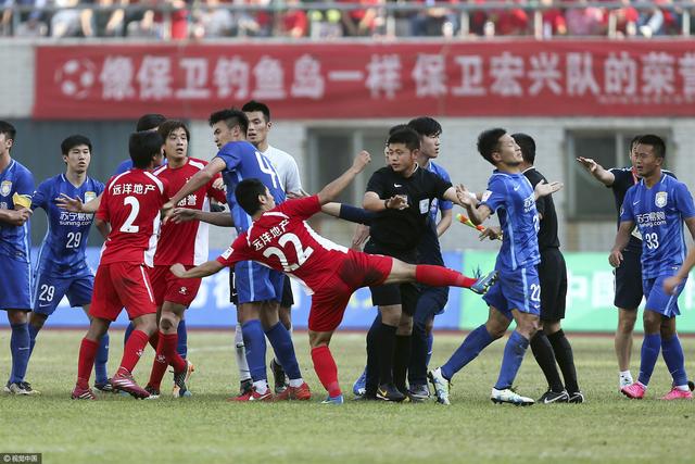 ”与其一同成长的同门师兄董天宝（钱小豪 饰）原本也有着不俗的武艺和天赋，但却因为过于追求名利，走上了出卖朋友、背叛师门的道路。