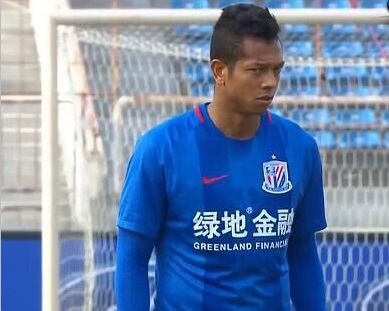 马戎戎评价:“她用眼神传达了剧本未写的内容——王霜的焦虑、脆弱,以及对女儿既控制又心疼的矛盾心理。