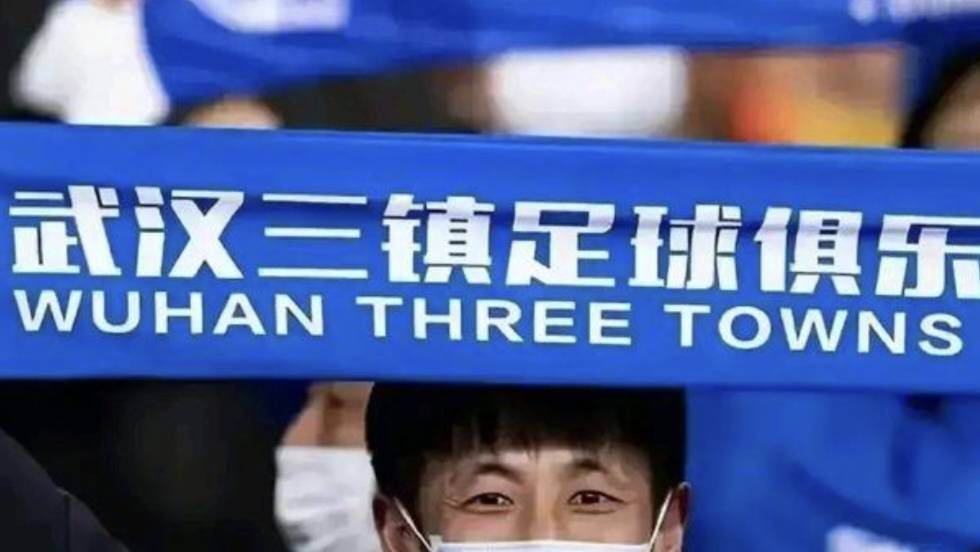 在机场，李晨一路上呵护有加，又是帮拿衣服又是等候范爷下车上前搀扶。