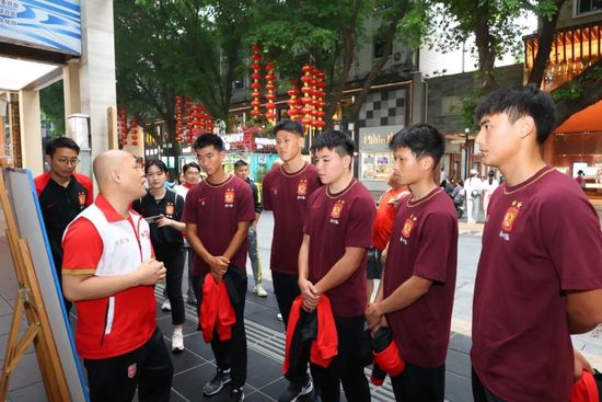 或许现实不见得如此,但这种想象却能够带给我们一种更开放的视野:用语言和影像培育人工智能,正如养育一个孩童;