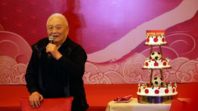 阿普顿身穿低胸长裙，巨乳呼之欲出，成功抢镜。