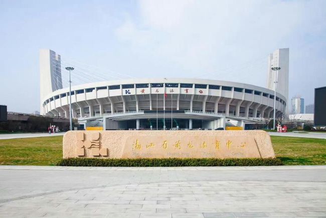 截至目前，电影连续11日蝉联单日票房冠军，票房突破12亿大关，而导演刘若英也 《后来的我们》致敬曲MV 大合唱真情流露最动人 2018-04-25 由刘若英执导、张一白监制，井柏然、周冬雨和田壮壮主演的《后来的我们》将于4月28日公映。