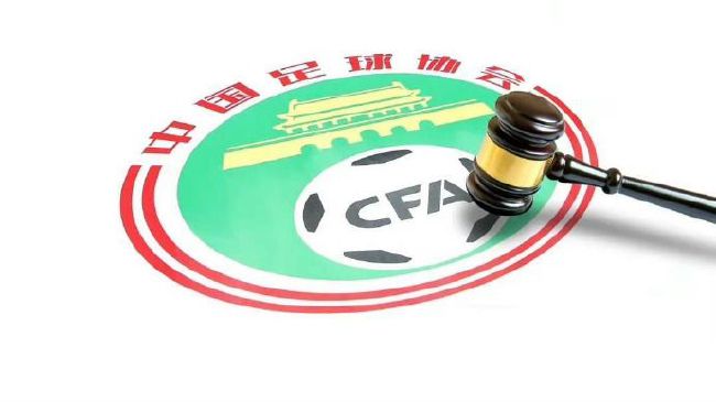 御用造型师谈荷兰弟❤赞达亚婚礼 时间：2025.LV定制礼裙亮相的同时，右手无名指上的钻戒也引发关注。