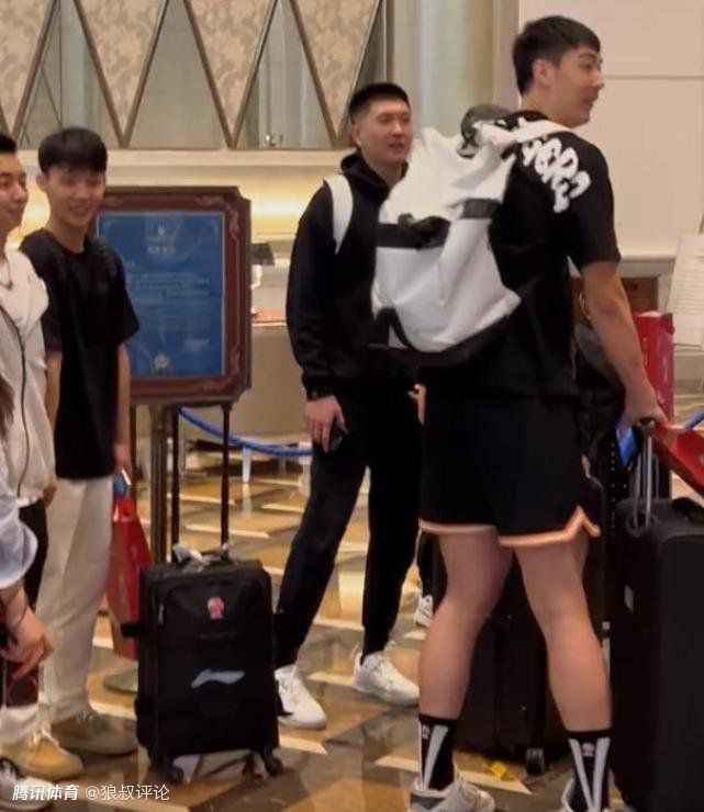 整组大片呈现了白敬亭老家北京的初春夜景,小白一身黑色西装点缀金属装饰,内搭同色T恤和长裤,All Black造型又A又飒。