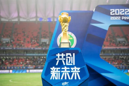 导演陈思诚携主演蒋龙、张弛等主创亮相映后见面会。