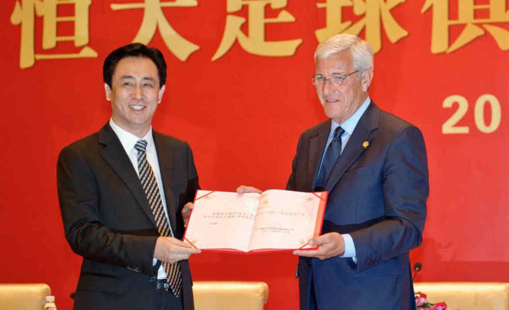 ” 原著图画小说采用“单一房间的沉浸视角”让导演深受震撼，因此决定保留这一设定，并做出拓展。