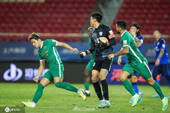 张睿嘉 2023-09-22 青龙电影奖11月举行 崔岷植、林秀晶亮相按手印 2013-10-25 第34届青龙电影奖于24日下午在首尔永登浦汝矣岛CGV举行了按手印仪式，去年获得青龙奖的演员崔岷植、林秀晶、柳承龙、文瀞熙、赵正锡、金高恩一同亮相，留下自己的手印作为永久的纪念。