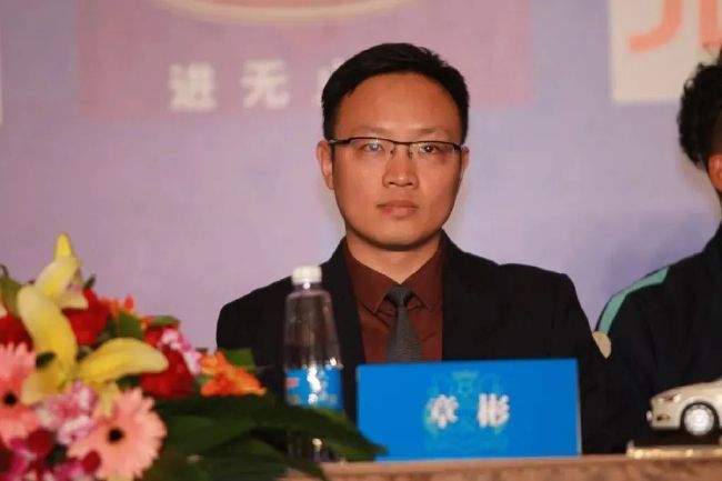 三部献礼影片的累计票房总计已破22亿，排片占比达90.13%，其中《我和我的祖国》领跑国庆档 三部献礼佳片领跑国庆档 首日票房近6.5亿 2019-10-01 9月30日国庆档首日，票房报收6.48亿元，相比2018年9月30日票房增长146.24%，涨势喜人。