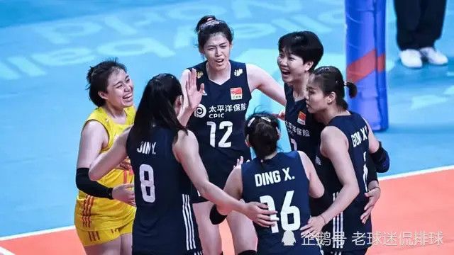 日前，结束新戏《古驰》拍摄的GaGa返回美国，当天她身穿印花卫衣搭配灰色热裤出街，露出粗壮大腿，头发蓬乱不修边幅，买完咖啡连忙上车离开。