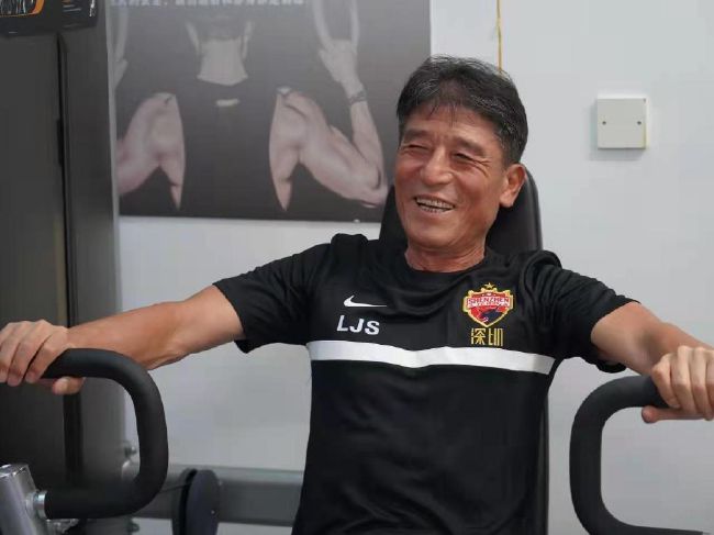 杨幂拍《小时代3》穿纸拖鞋 自抱裙摆邋遢遮孕肚 2014-02-28 生疑问：都怀孕了还那么拼命干嘛？