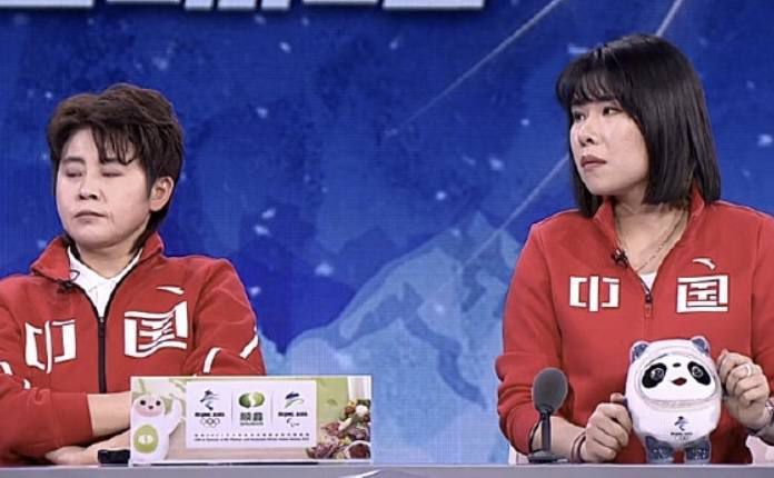 海报设计以灯塔作为中心元素，将海南岛最南端的“三亚锦母角灯塔”做了艺术化的呈现，描绘了黎明时刻，曙光由海天之线向四周蔓延，赤橙的朝霞象征黎明将至的 春生万物！