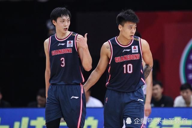 杨幂戴着口罩和绒线帽，穿着豹纹平底鞋。