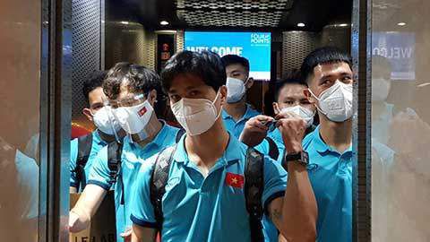 这对现实生活正的情侣，在他们联袂主演的HBO台的吸血鬼系列电视剧《真爱如血》中饰演一对恋人。