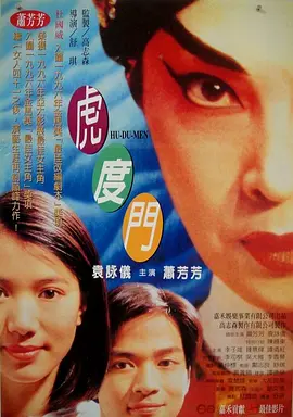 周身缭绕的雾气使他们看上去如同伫立在云端 劳伦斯与男友甜蜜约会 读书准备《饥饿游戏3》 2013-08-22 詹妮弗·劳伦斯和尼古拉斯·霍尔特公开复合后，又被拍到亲密约会的场面。