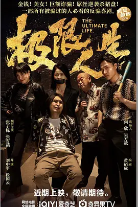 时间：2024.LOOK，淡蓝色衬衫领口打开，脖子上挂着耳机，墨镜遮面后的他，搭配那一头卷发，更加酷似“甜茶”蒂莫西·查拉梅。