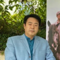 这十年来，电影人坚持以人民为中心的创作导向，通过接地气的故事、多类型融合的创作手法，用光影再现民族记忆，奏响时代强音。