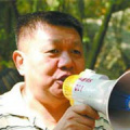 当天海瑟薇在家门口装上假的蜘蛛网和鬼魂玩偶，开起来是为马上要到的万圣节做准备。