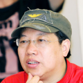 窦唯曝骑电动车近照 身材发福略秃顶 2015-05-19 19日早上，继窦唯乘坐地铁照曝光后，有网友在微博上再次曝光几张窦唯骑电动车的照片，照片中，窦唯身穿白色休闲T恤短裤，戴一副墨镜，身材发福、头顶略秃，和之前的地铁照并无半分差别，还是颓废大叔范儿。