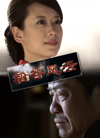 照片中，蔡少芬身穿蓝色条纹漏肩装，头顶防晒帽，蹲在菜市场大吃美食，十分接地气儿。