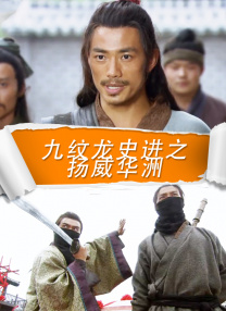 照片中，身着紫罗兰长裙的莉莉·柯林斯尤为明丽动人，好身材尽显。