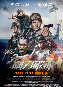 从帕丁森在片场的打扮来看，他此次在片中的造型非常简单，黑西装白衬衣，头发也比之前剪短了不少。