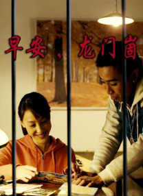 很多观众尽管疲惫，但依然选择站立在影厅最后排或两侧的空旷处坚持观影。