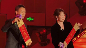 7月6日，该片对媒体开放探班，当天导演雪村在片场忙的不亦乐乎，女一号俞晴则忙着看剧本背台词，而刚刚进组不久的香港著名演员林雪坐在一辆三轮车上，正默默的 老牌影后再出山 雪儿新片《弗林特》聚焦水污染 2017-01-06 时隔七年，好莱坞“常青树”雪儿再度接拍影视作品，在Lifetime出品的电视电影《弗林特》出演以为饱受水污染困扰的居民。
