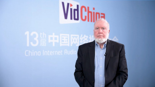 影片由万力执导，汤禹辰编剧，饶晓志监制，檀健次、兰西雅、王戈领衔主演，王砚辉、迟蓬特邀主演，潘斌龙特别主演 电影《震耳欲聋》曝预告 灰度律师的挣扎与叩问 2025-09-30 9月30日，电影《震耳欲聋》发布“我有错吗”预告，预告深刻揭示了CODA身份为李淇带来的原生创伤与挣扎求生的成长轨迹。